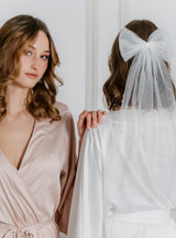 Haarschleife für die Braut in weiß mit Perlen