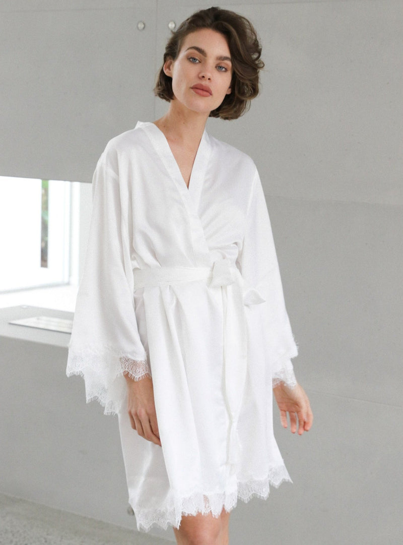 <transcy>Donatella Robe white</transcy>