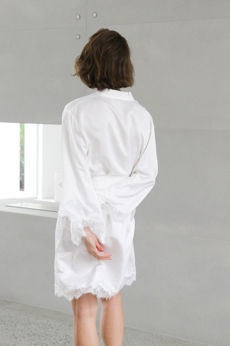 <transcy>Donatella Robe white</transcy>