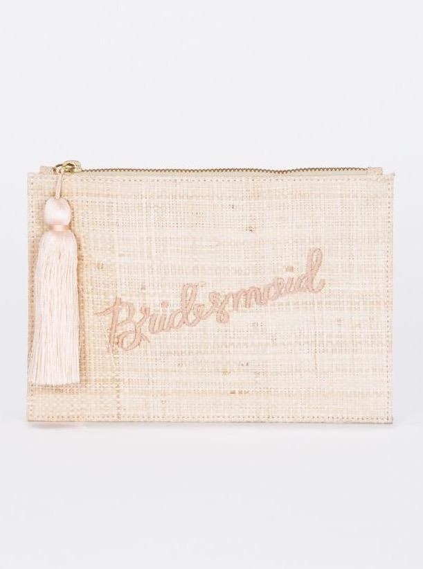 Bridesmaid bestickte Tasche aus geflochtenem Stroh - weddorable